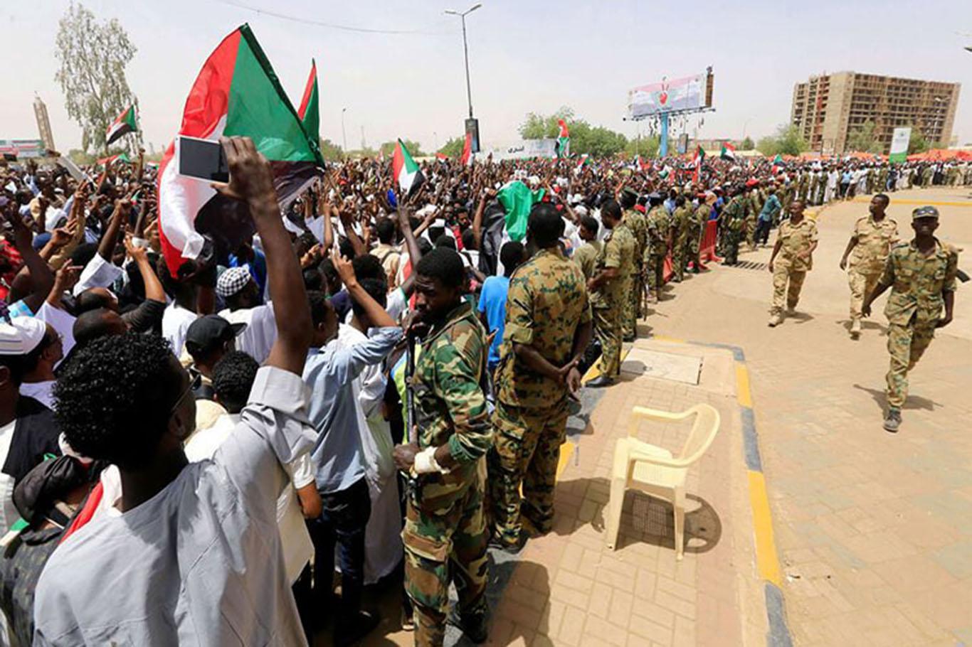 Sudan İstihbarat Başkanı istifa etti